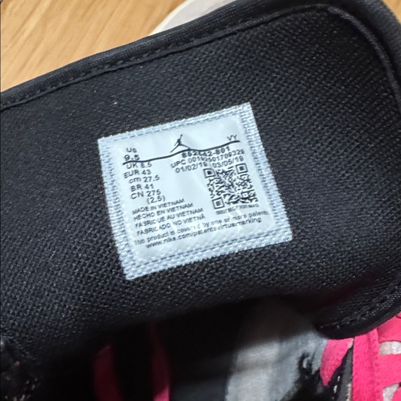 Nike Sneakers with Black and Pink Accents - Picture 5 of 5